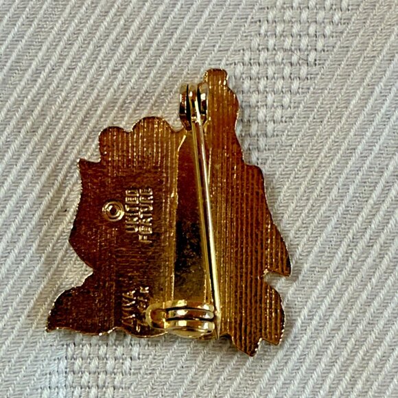 Vintage Peanuts Snoopy Collectible Enamel pin / brooch sitting on a rose 1 " - Picture 2 of 2